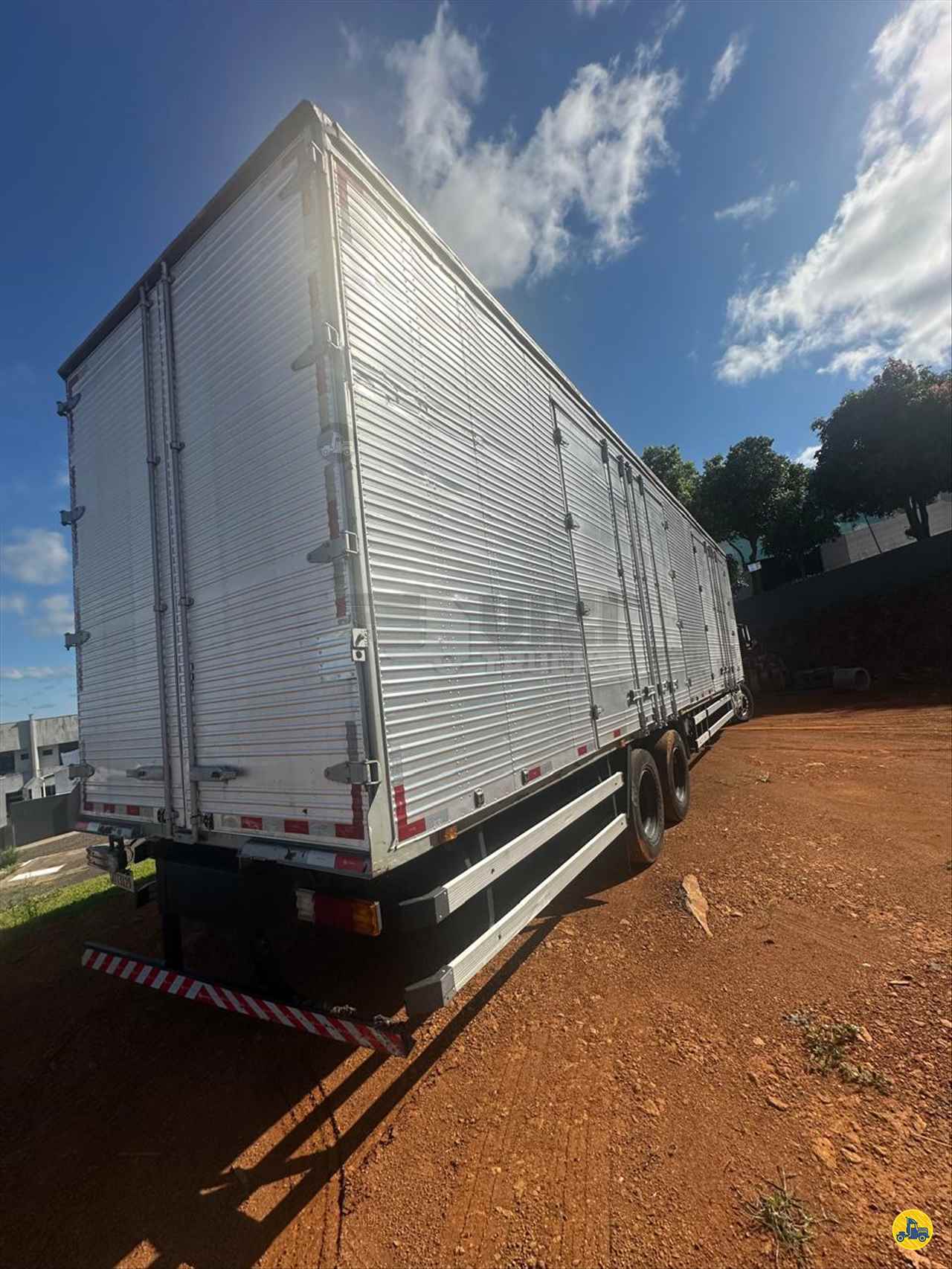 CARROCERIA SOBRE CHASSI  TRUCK BAU FURGAO Vizi Trucks DOIS VIZINHOS PARANÁ PR